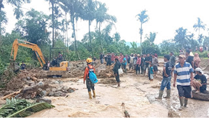 Tim SAR gabungan melakukan pencarian terhadap korban banjir bandang.