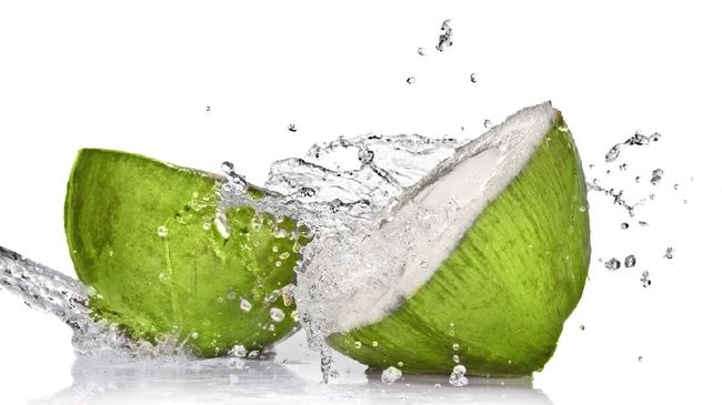 Konon air kelapa bagus untuk melancarkan haid.