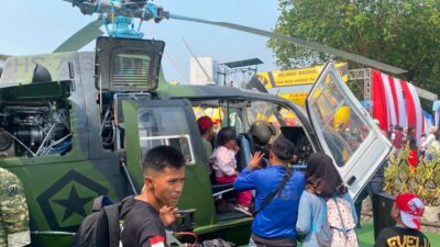 Warga mencoba naik helikopter milik TNI AD pada acara TNI Fair 2026 yang digelar di Monumen Nasional (Monas), Jakarta, Minggu (20/9/2026).