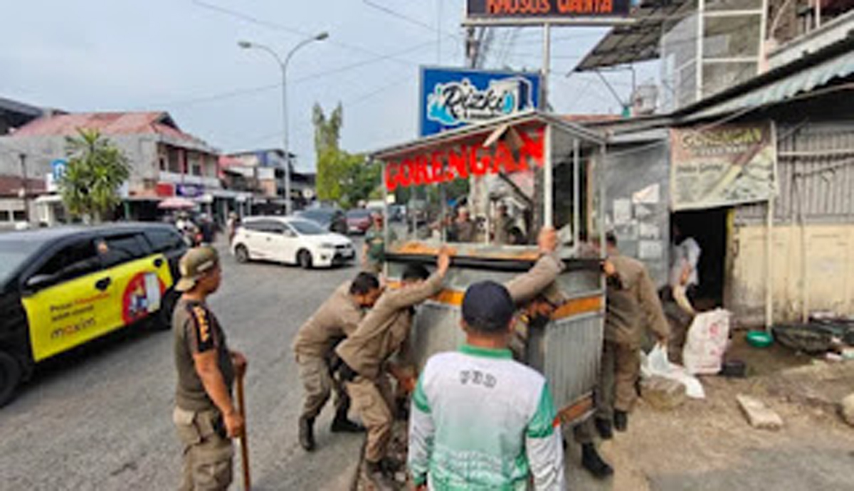 Petugas Satpol PP Kota Padang turun tangan membantu memindahkan lapak pedagang