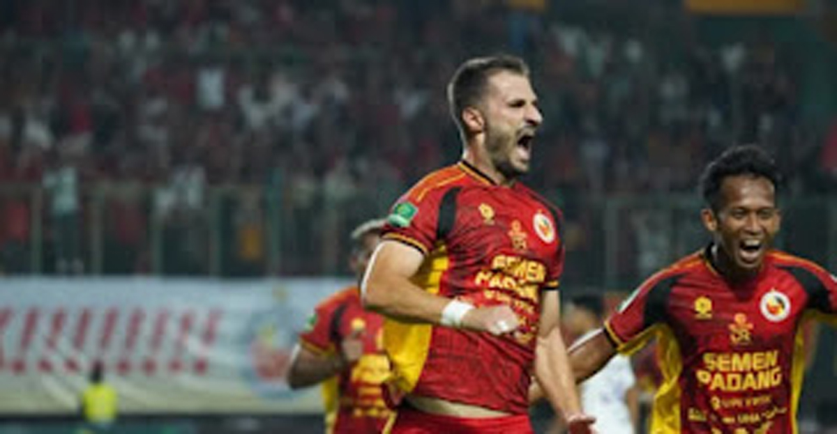 Pemain bertahan Semen Padang FC, Igor Cukovic berselebrasi