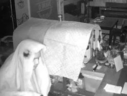 Pria Terekam CCTV Curi Kotak Infak di Kafe Pariaman