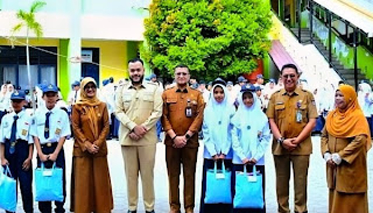 Penyaluran seragam gratis secara simbolis