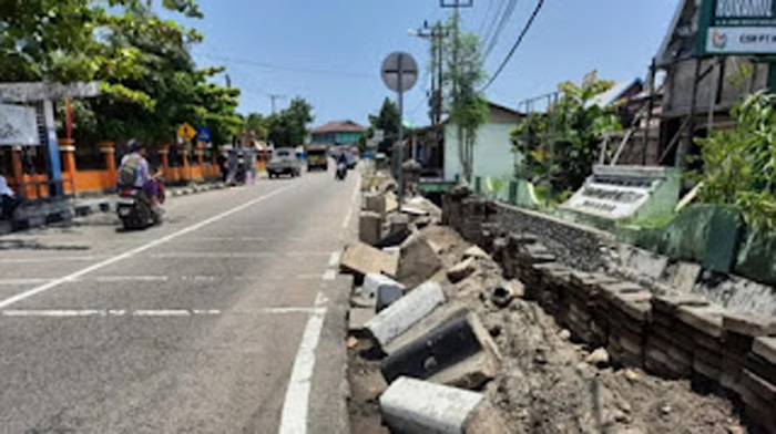 Trotoar yang sedang dibongkar.