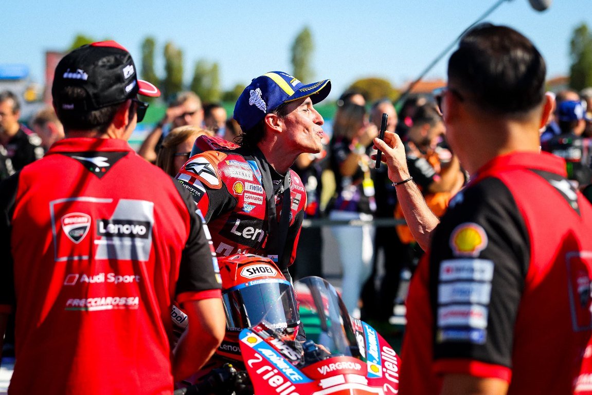 Cara Marc Marquez memenangi MotoGP San Marino 2026 bikin Carlo Pernat berdecak kagum.