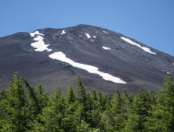 Jepang Siapkan Tarif Evakuasi Pendaki Gunung Fuji