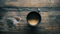 Cara minum kopi bisa mencerminkan bagaimana seseorang menjalani hidup, termasuk kebiasaan membiarkan secangkir kopi hangat yang mendingin.
