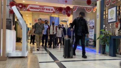 Tim penyidik KPK membawa tiga koper usai menggeledah Kantor Kementerian ATR/BPN, Jakarta, Kamis (17/9/2026).