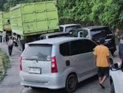 Truk Gagal Menanjak, Jalur Padang-Solok Tersendat