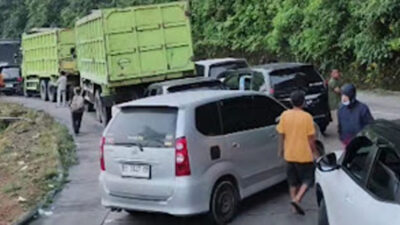 Pagi Ini Jalur Padang-Solok Macet Parah, Dua Truk Hambat Arus di Sitinjau Lauik