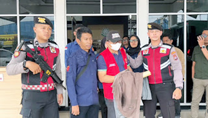Tersangka dugaan korupsi proyek Rekonstruksi Jalan Pasar dikawal petugas Kejaksaan Negeri Padang Panjang.
