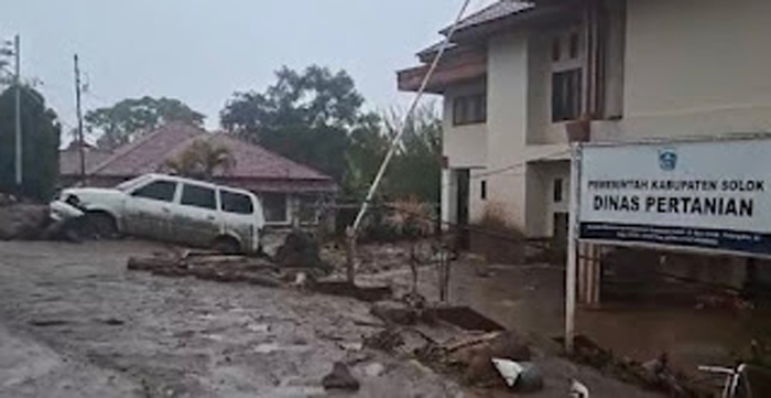Batu, Kayu hingga Lumpur Tutupi Jalan Akibat Banjir Bandang Arosuka.