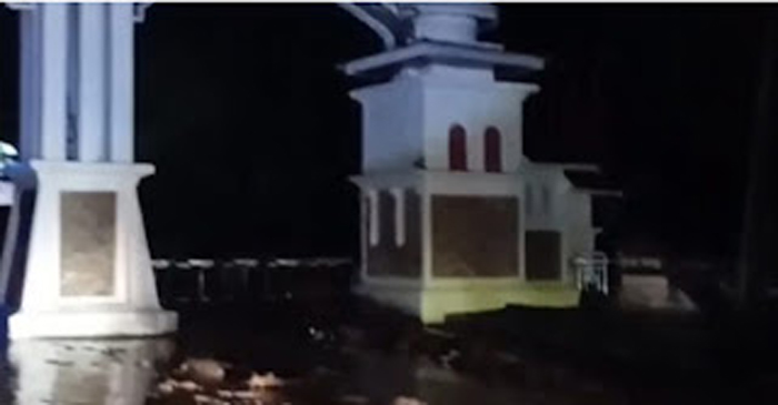 Banjir Terjang Komplek Kantor Bupati Solok.