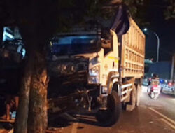 Truk Oleng, Tabrak Motor dan Pohon di Tuban