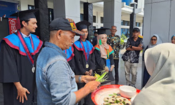 Empat Wisudawan Asal Aceh Disambut Tradisi Peusijuek di ISI Padangpanjang.