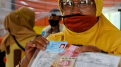 Pemerintah menyiapkan penyaluran bantuan sosial (bansos) dalam bentuk transfer tunai dengan nilai yang diperkirakan mencapai Rp5,4 juta per keluarga.