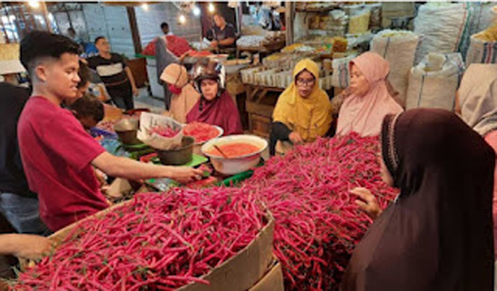 Harga sejumlah jenis cabai di Pasar Raya Kota Padang.