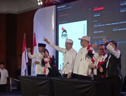 Jokowi Tunjukkan KTA PSI di Rakorda Bandung