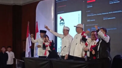 Jokowi menunjukkan KTA PSI saat menghadiri Rakorda PSI Kota Bandung dan mengungkap telah menjadi kader sejak 14 Oktober 2025.