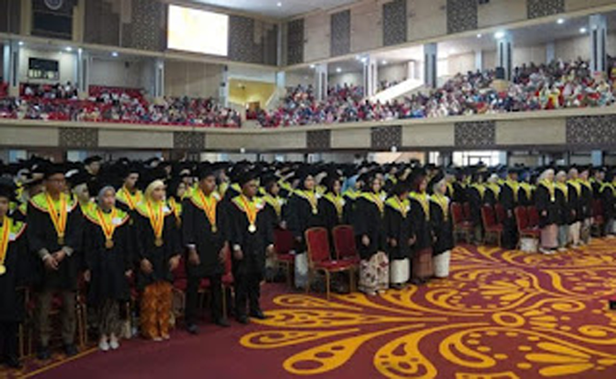 Wisuda ke-145 UNP, Rektor Ingatkan Lulusan Pentingnya Integritas dan Kontribusi
