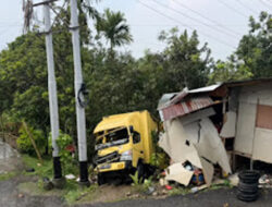 Mobil Box Slip, Tabrak Truk Hino