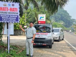 Jasa Raharja Sumbar Bersama Gakkum Satlantas Sijunjung Pasang Papan Imbauan di Tiga Titik Rawan Laka