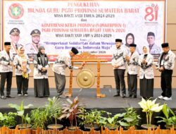 Kukuhkan Ibunda Guru PGRI Sumbar, Mahyeldi Tekankan Kompetensi dan Perlindungan Guru