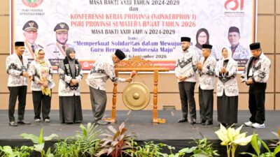Kukuhkan Ibunda Guru PGRI Sumbar, Mahyeldi Tekankan Kompetensi dan Perlindungan Guru