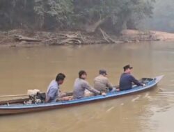 Menyusuri Sungai dengan Perahu Kecil, Sekda Kapuas Pantau Akses Tanjung Rendan-Lawang Tamang
