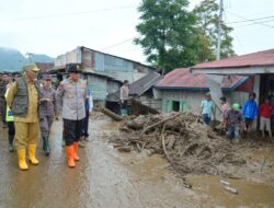 Tinjau Langsung Banjir Bandang Solok, Mahyeldi Fokuskan Penanganan pada Keselamatan Warga dan Percepatan Pemulihan