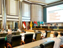 Gubernur Mahyeldi Berikan Penghargaan kepada Perangkat Daerah Peraih Predikat A dalam Evaluasi SAKIP