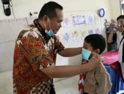 Yota Balad Bagikan Masker :Udara Pariaman Memburuk, Anak Sekolah Jadi Taruhan?