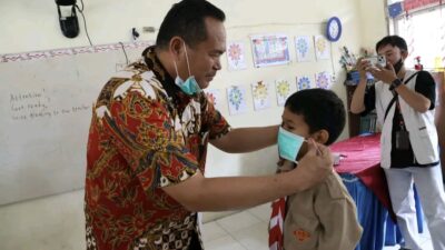 Yota Balad Bagikan Masker :Udara Pariaman Memburuk, Anak Sekolah Jadi Taruhan?