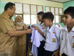 Yota Balad Serahkan Seragam Gratis untuk Anak Keluarga Lemah, 423 Pelajar SMP Pariaman Disasar