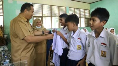 Yota Balad Serahkan Seragam Gratis untuk Anak Keluarga Lemah, 423 Pelajar SMP Pariaman Disasar