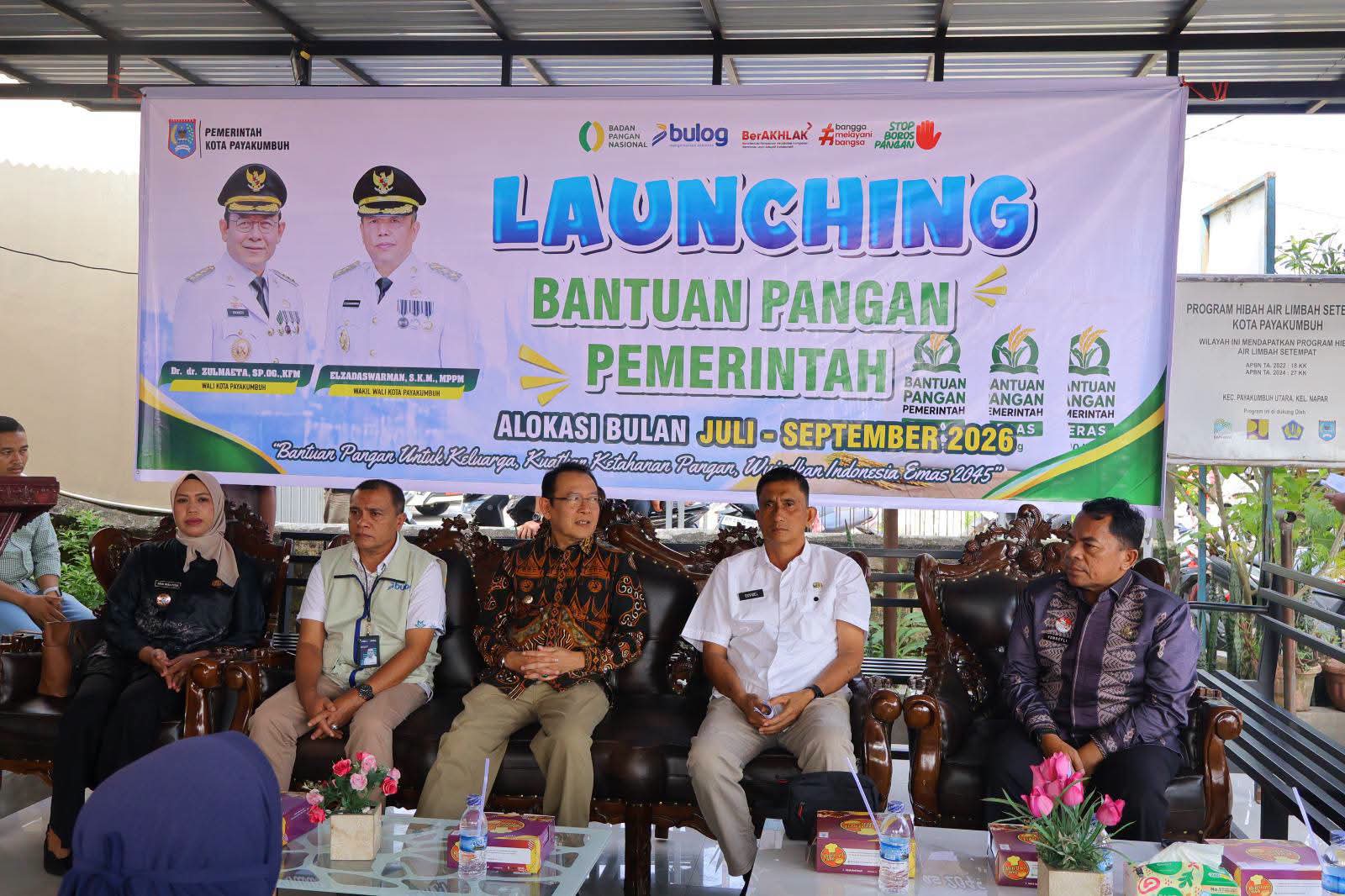 Wali Kota Zulmaeta Serahkan Bantuan Beras CPP untuk 14.020 Keluarga di Payakumbuh