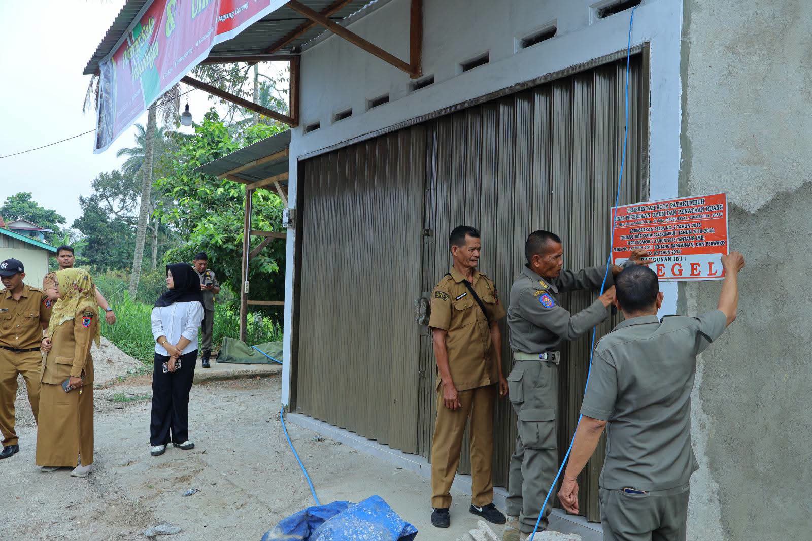 Cegah Kesemrawutan Tata Kota, Tim Gabungan Pemko Payakumbuh Segel Tiga Bangunan Tanpa Izin