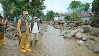Gubernur Sumatera Barat (Sumbar) Mahyeldi Ansharullah turun langsung meninjau lokasi banjir bandang Solok pada Selasa (22/9/2026). (Foto: Budi).