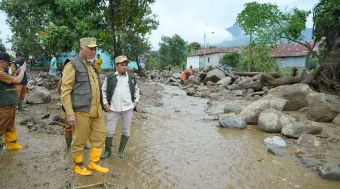 Gubernur Sumatera Barat (Sumbar) Mahyeldi Ansharullah turun langsung meninjau lokasi banjir bandang Solok pada Selasa (22/9/2026). (Foto: Budi).