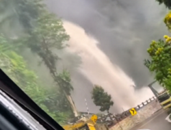 Air Terjun Lembah Anai Meluap, Jalan Sempat Ditutup