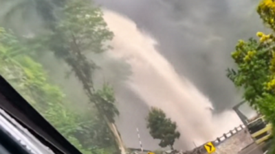 Air Terjun Lembah Anai meluap
