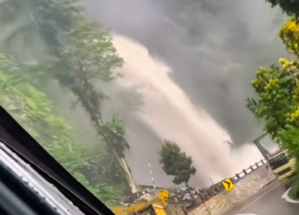 Air Terjun Lembah Anai meluap