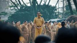 Bupati Khairunas saat memimpin upacara.