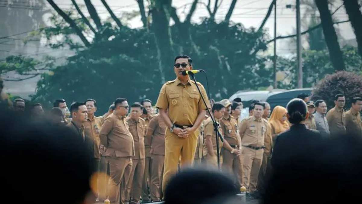 Bupati Khairunas saat memimpin upacara.