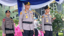 Irjen Pol Jawari dan Irjen Pol Djati Wiyoto Abadhy dalam upacara perpisahan.