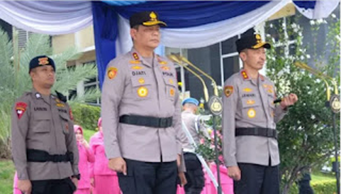 Irjen Pol Jawari dan Irjen Pol Djati Wiyoto Abadhy dalam upacara perpisahan.