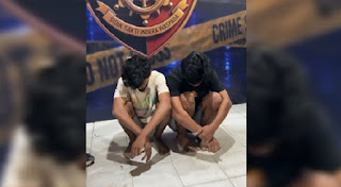 Polisi menangkap dua pria menggunakan senjata tajam.