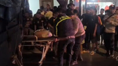 Petugas mengevakuasi pemotor yang luka parah akibat terlindas truk