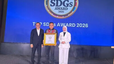 Direktur Bank Nagari Gusti Candra menerima penghargaan TOP SDGs Award 2026.