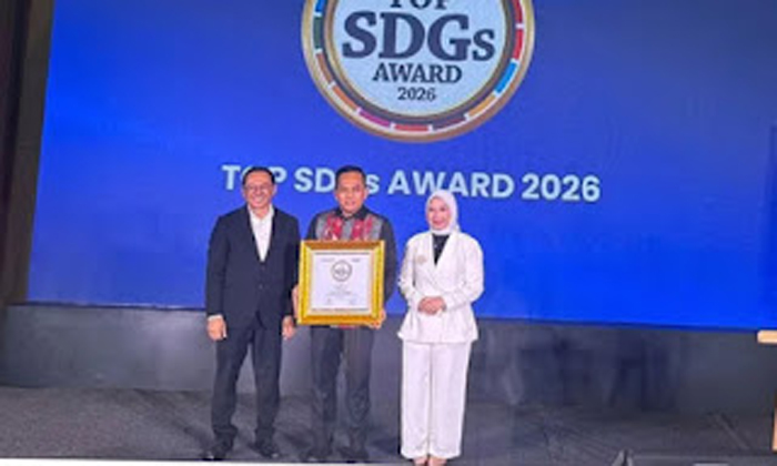 Direktur Bank Nagari Gusti Candra menerima penghargaan TOP SDGs Award 2026.
